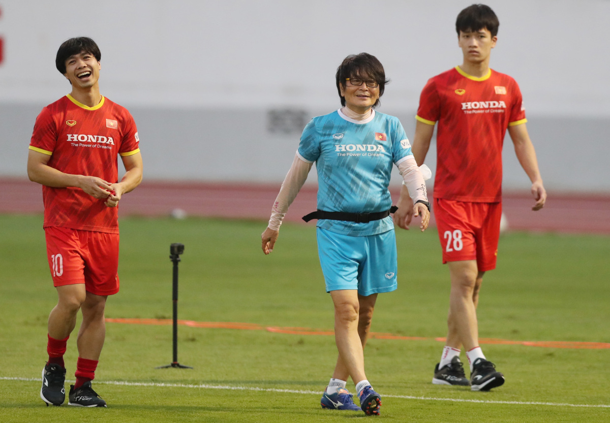 HLV Park yêu cầu bác sĩ Choi chăm sóc riêng Công Phượng và Hoàng Đức trong buổi tập cho AFF Cup 2020